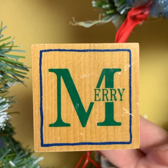 Merry Christmas Heart Wreath - Picture 3 of 8